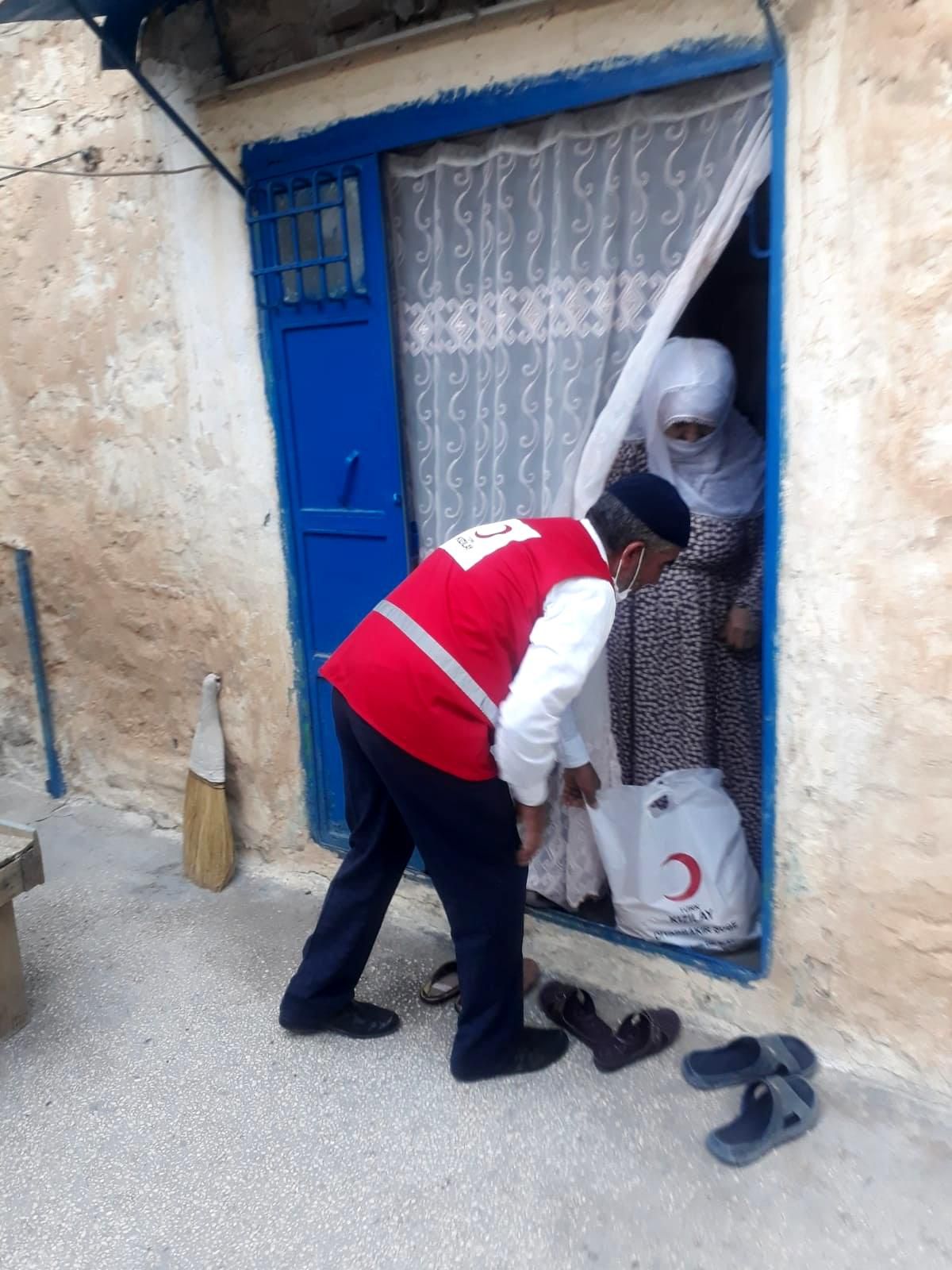 Türk Kızılayı Dicle\'de yaşlı, engelli ve hasta aileleri ziyaret etmeye devam ediyor