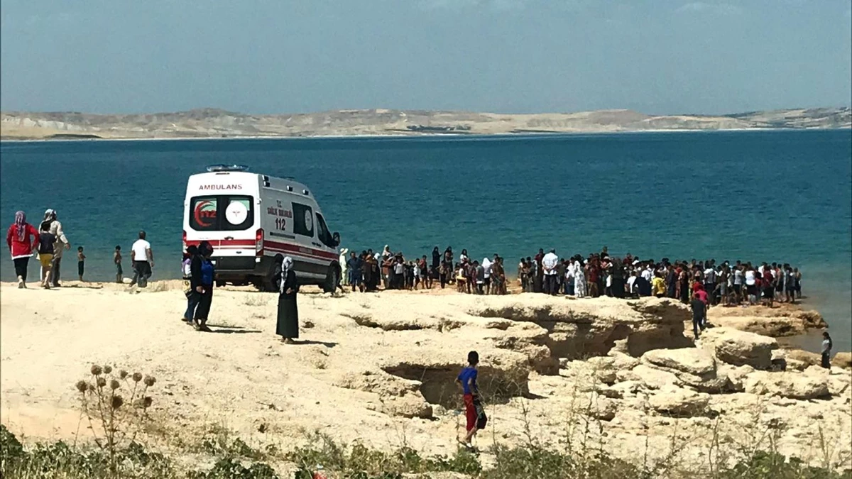 Baraj göletinde ölüm! Vatandaşların insan zinciri ile göletten çıkardığı iki genç, hastanede hayatını kaybetti