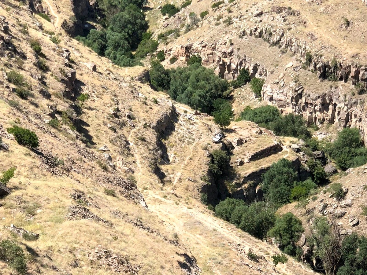 Viyadük kenarına park edilen otomobil 200 metre aşağıya yuvarlandı