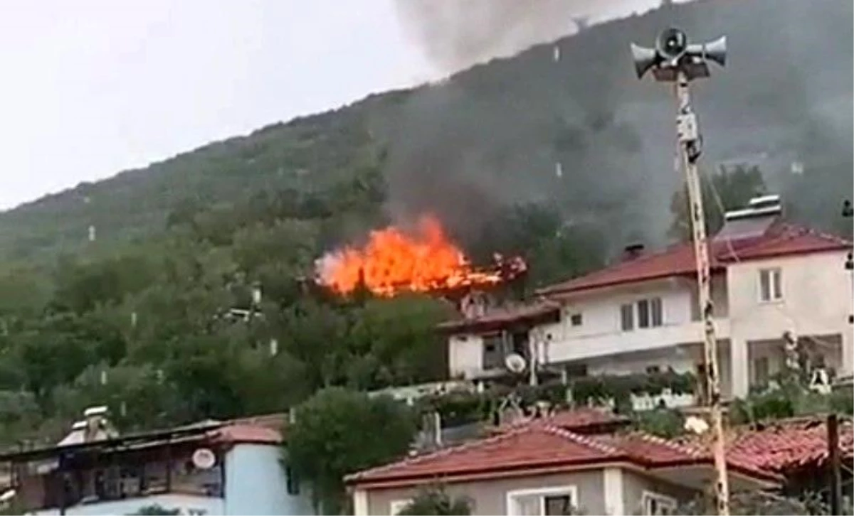 Yıldırım düşen ev, dakikalar içinde küle döndü