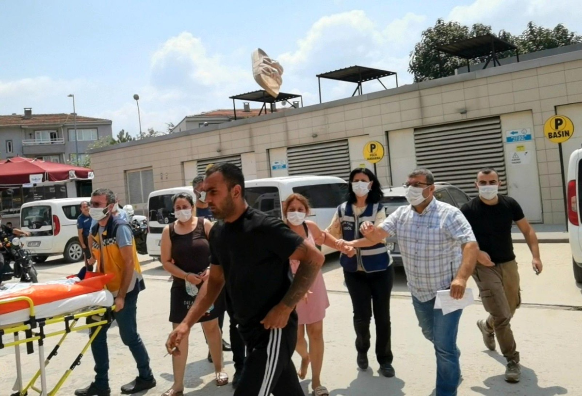 12 hırsızlık olayından yakalanıp gazetecilere terlik atan 3 zanlıdan 2\'si tutuklandı