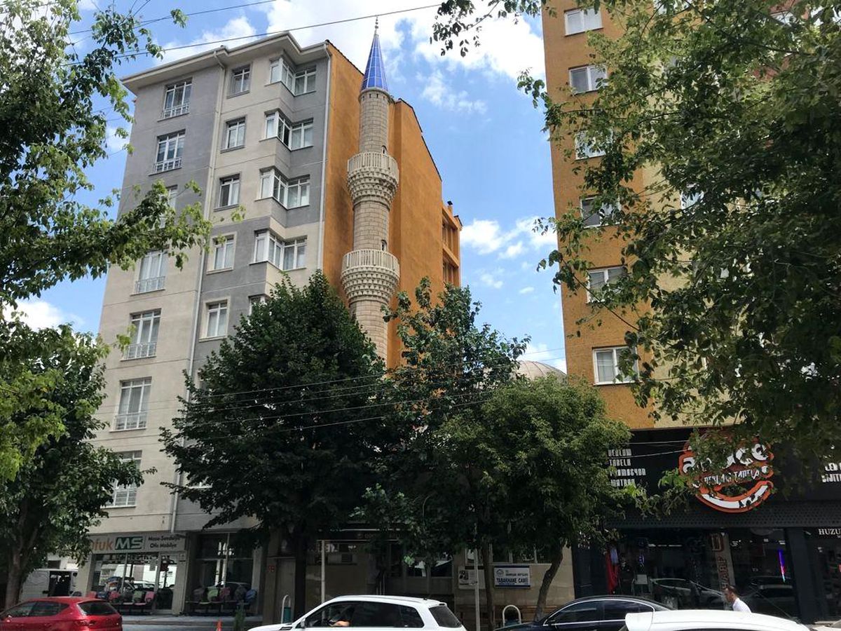 7 katlı binaların arasında kalan cami adeta görünmez oldu