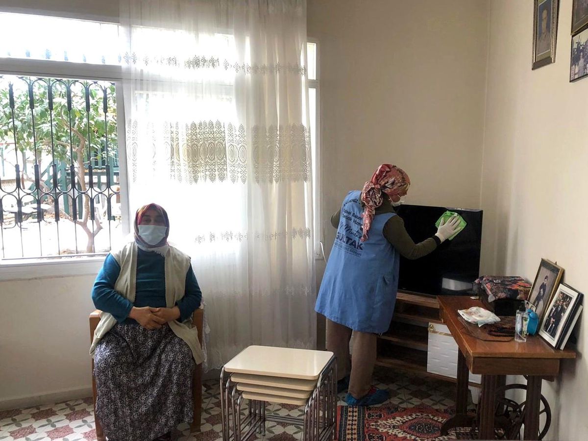 Akdeniz Belediyesi, yaşlı, engelli ve kimsesizlerin yanında olmaya devam ediyor