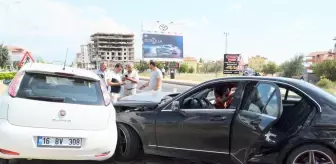 Aksaray'da iki otomobil çarpıştı: 6 yaralı
