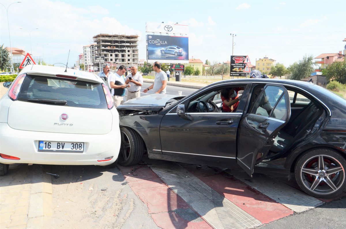 Aksaray\'da iki otomobil çarpıştı: 6 yaralı