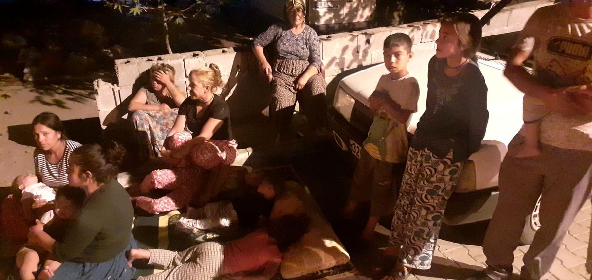 Art arda deprem olan ilçede halk geceyi sokakta geçirdi