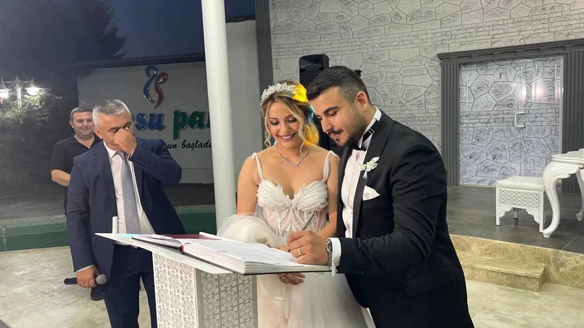 Bursa\'da nikah memuru kendi kızının nikahını kıydı