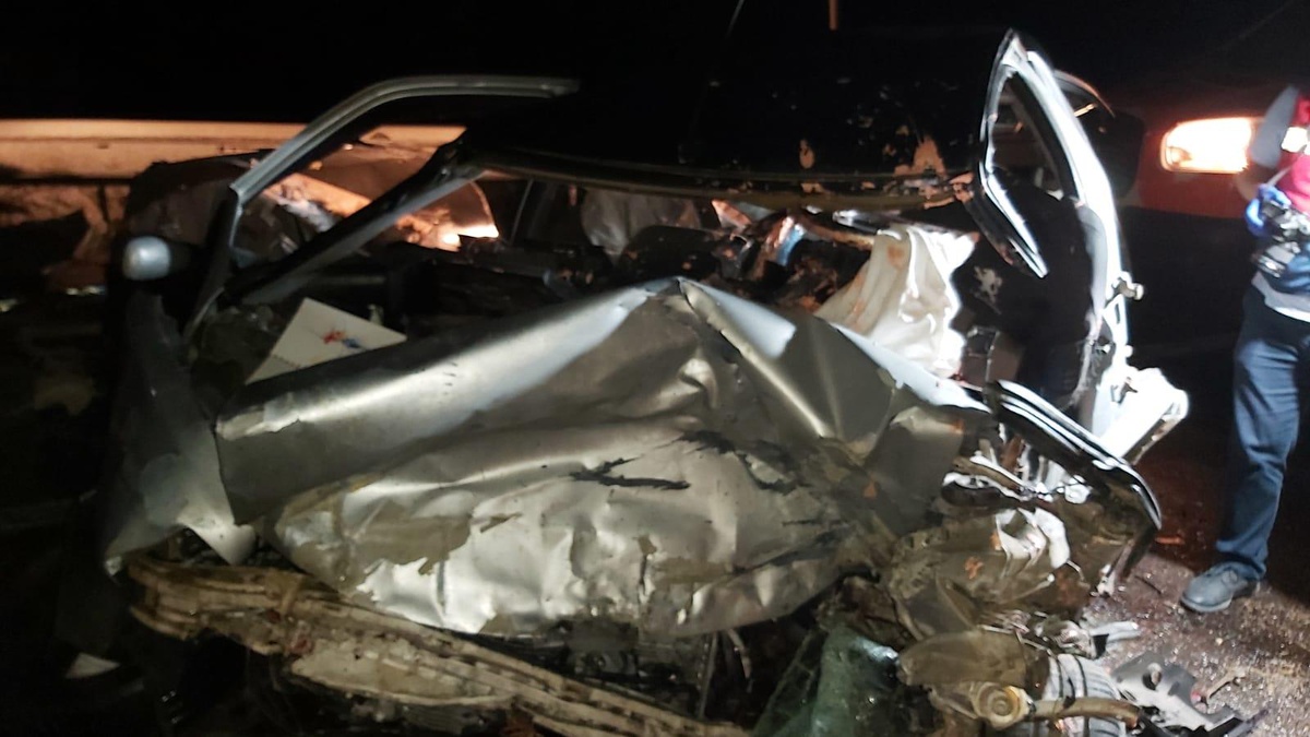 Bursa\'da tırın dorsesinden düşen demir balyalarına çarpan otomobilin sürücüsü öldü