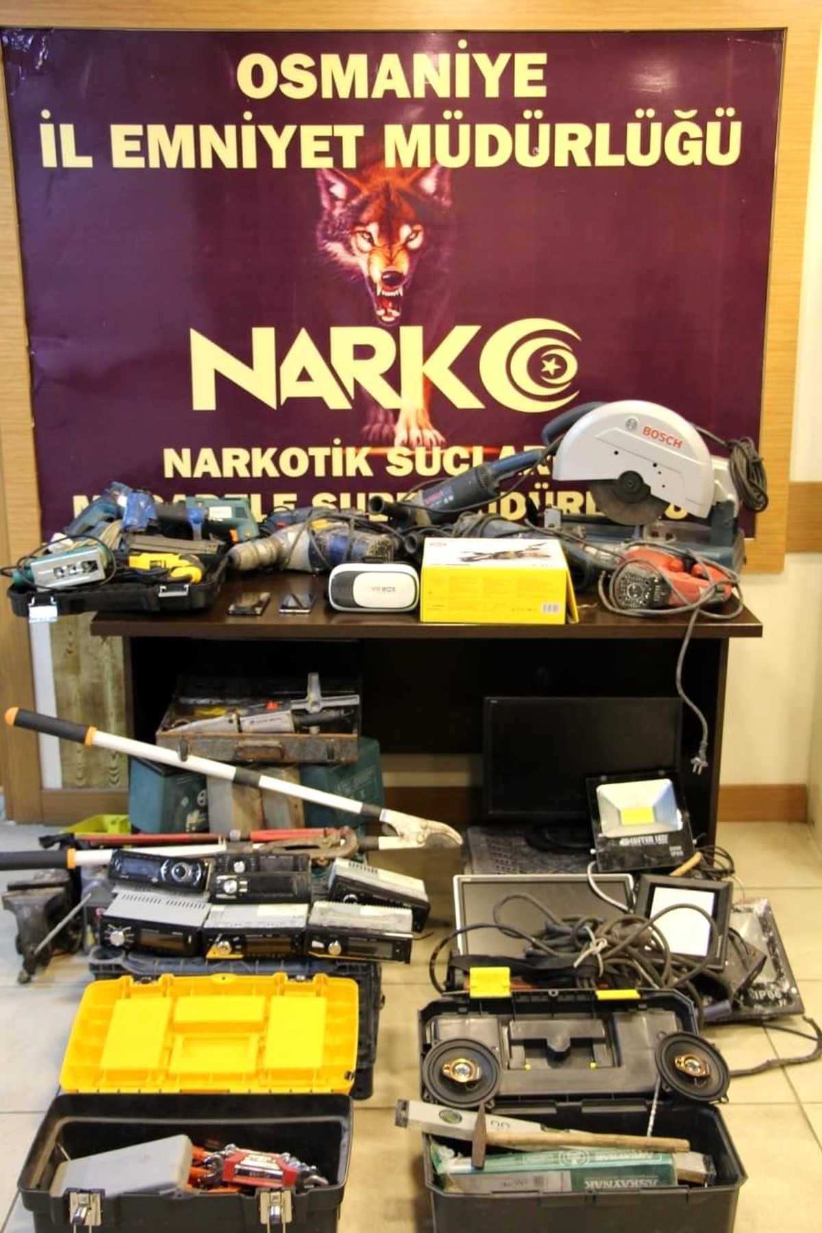 Çalıntı malzeme karşılığı uyuşturucu satan şahsın evine operasyon