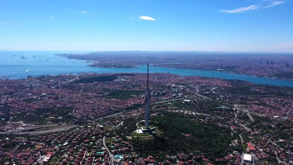 Çamlıca Kulesi, Kurban Bayramı\'nda ziyaretçilerin ilgi odağı oldu.