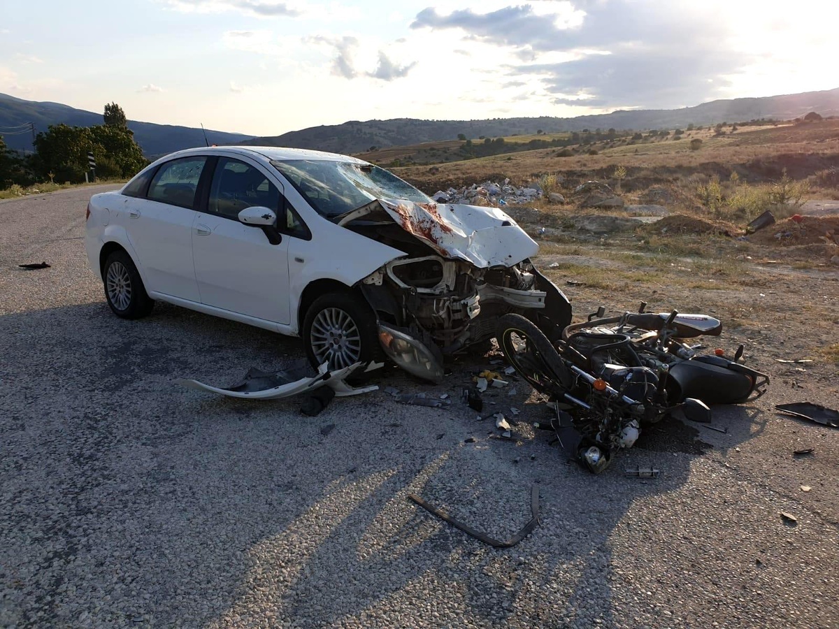 Çorum\'da otomobil ile motosiklet çarpıştı: 2 yaralı