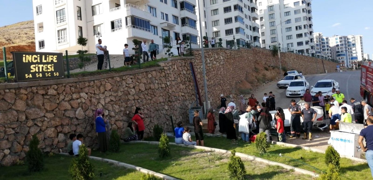 Elazığ\'da otomobil istinat duvarından uçtu: 2 yaralı