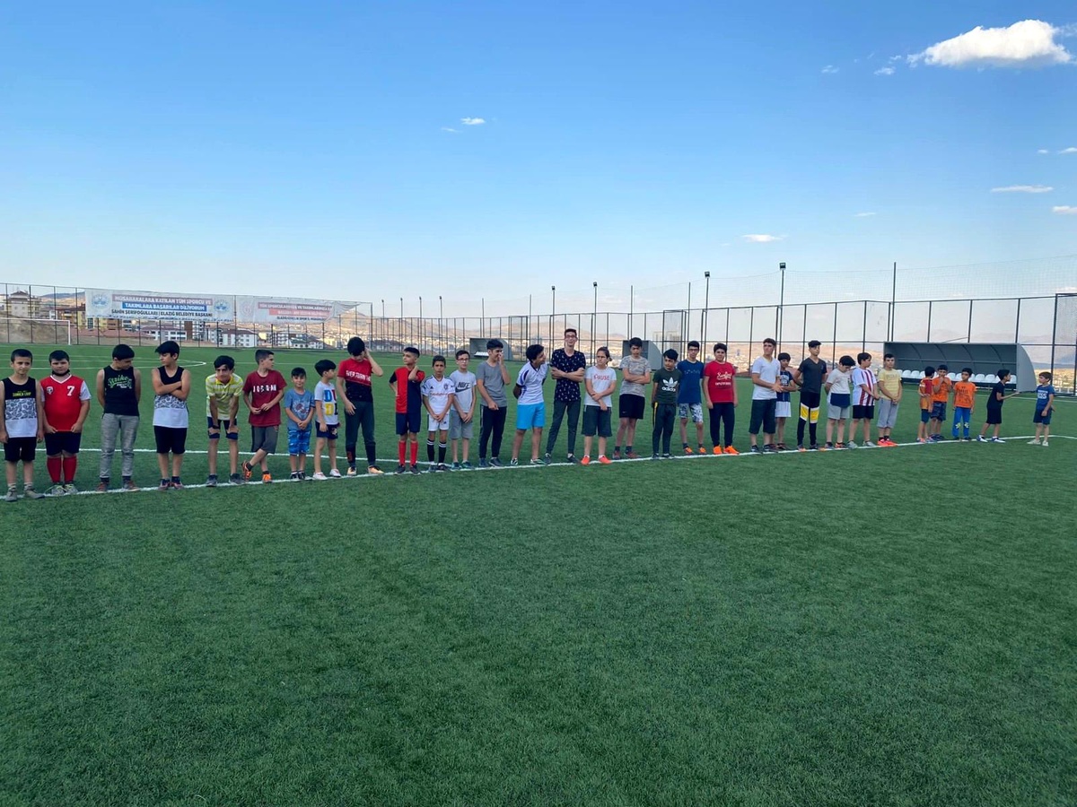 Elazığ\'daki yaz spor okulları gençlerin yüzünü güldürüyor