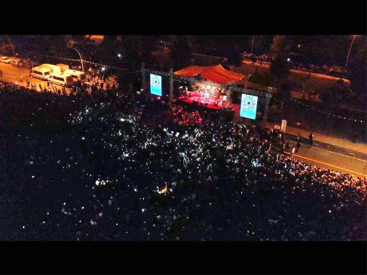 Elbistan Festivali, Cem Adrian\'la coştu! On binlerce kişi konser alanını doldurdu