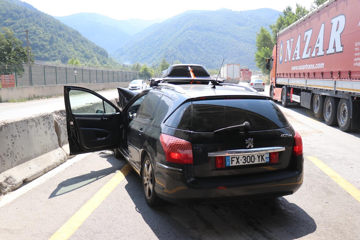 Geyve\'de tıra çarpan otomobildeki 3 kişi yaralandı