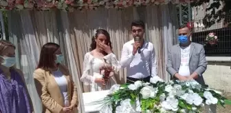 Karantinadaki başkan evinin balkonundan nikah kıydı