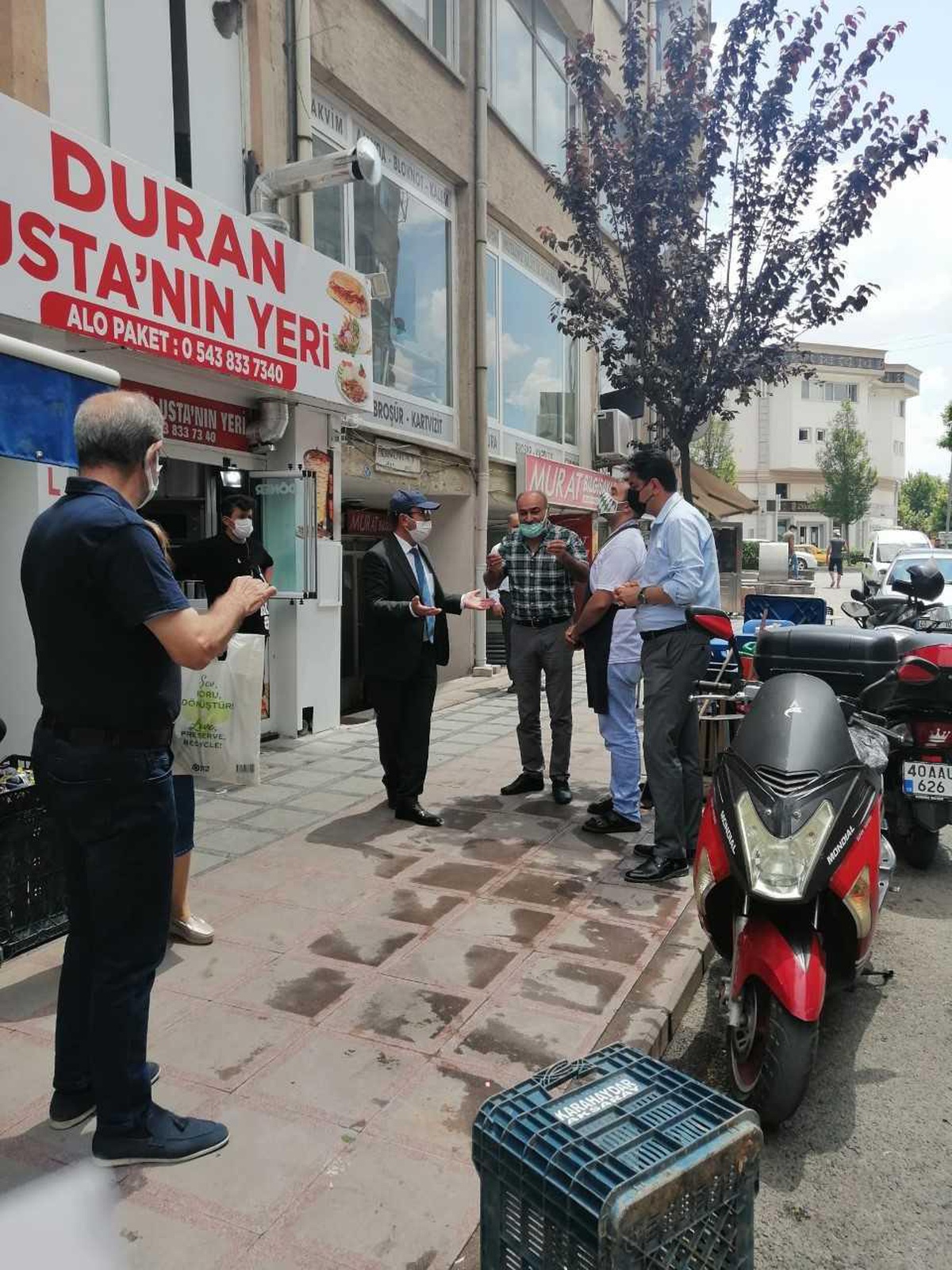 Kırşehir\'de kaldırım düzenlemesi yapılan caddede kırmızı ve gri alan uygulamasına geçildi