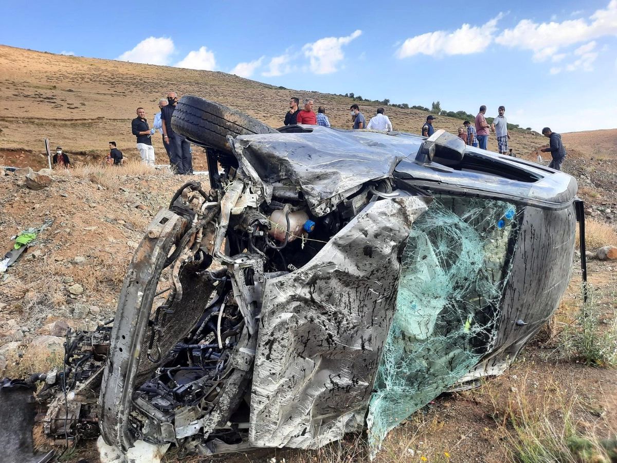 Kontrolden çıkan araç takla atarak şarampole uçtu: 3 yaralı
