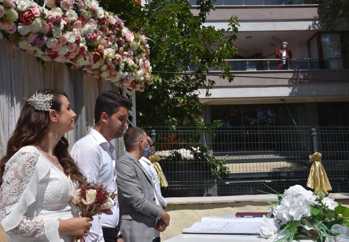 Böyle nikah töreni görülmedi! Gelin ve damat istedi, korona tedavisi gören belediye başkanı kırmadı