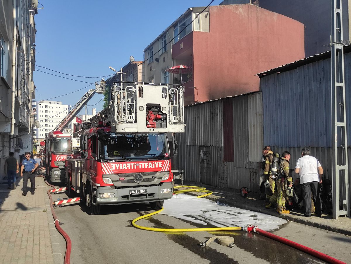 Son dakika haberleri | Küçükçekmece\'de bir hurdalıkta çıkan yangın söndürüldü