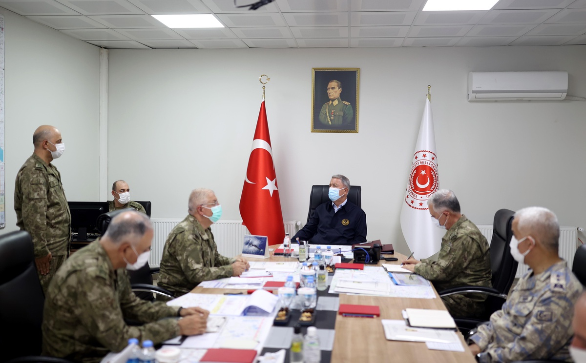 Milli Savunma Bakanı Akar ve Komutanlar sınır hattında