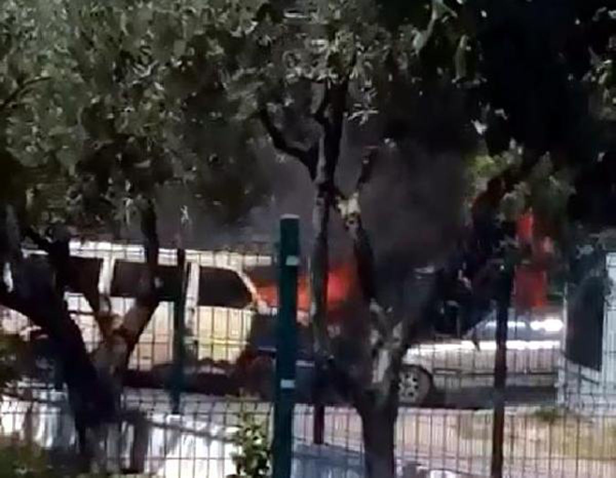 Minibüs park halindeki otomobile çarpıp, yandı