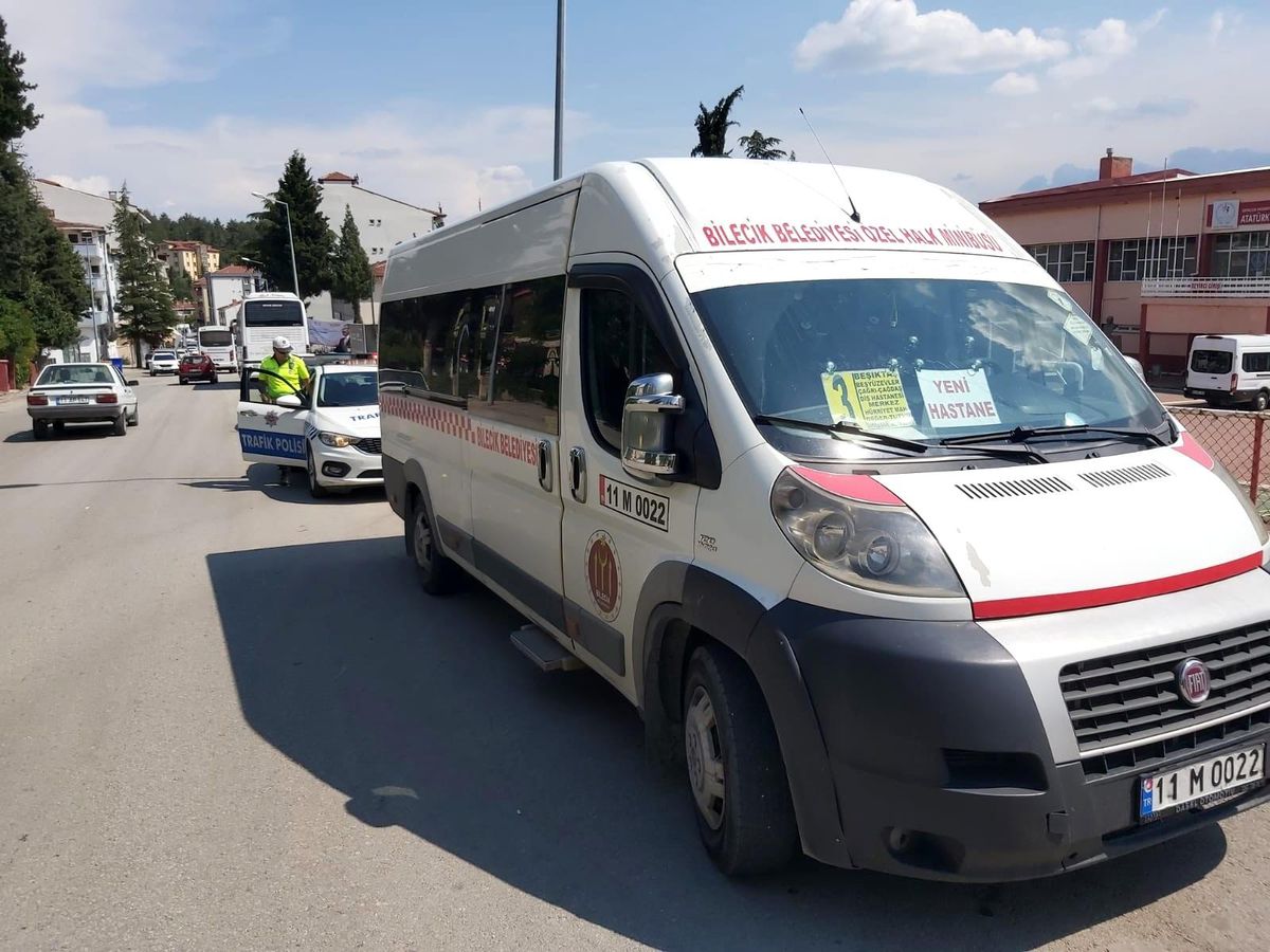 Minibüsün açık kapısından düşen yolcu yaralandı