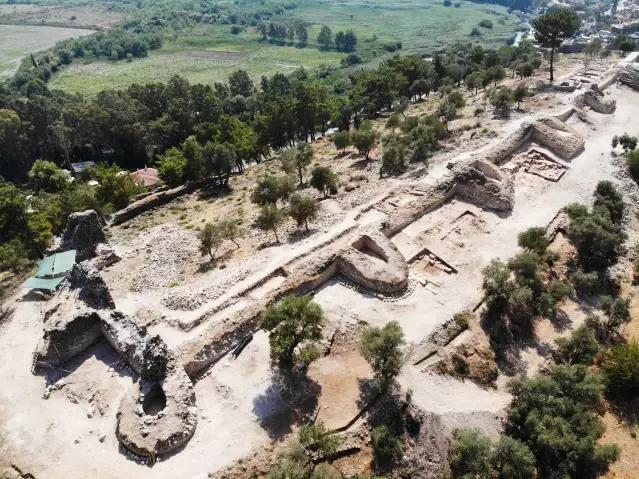 Muğla Akyaka'daki Orta Çağ'dan kalma kale surları gün yüzüne çıkarılıyor