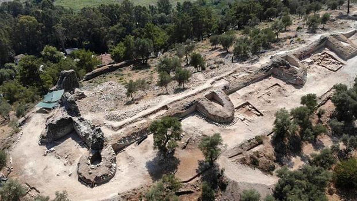 Muğla Akyaka\'daki Orta Çağ\'dan kalma kale surları gün yüzüne çıkarılıyor