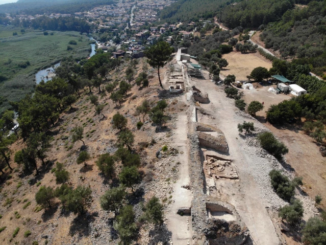 Muğla Akyaka'daki Orta Çağ'dan kalma kale surları gün yüzüne çıkarılıyor