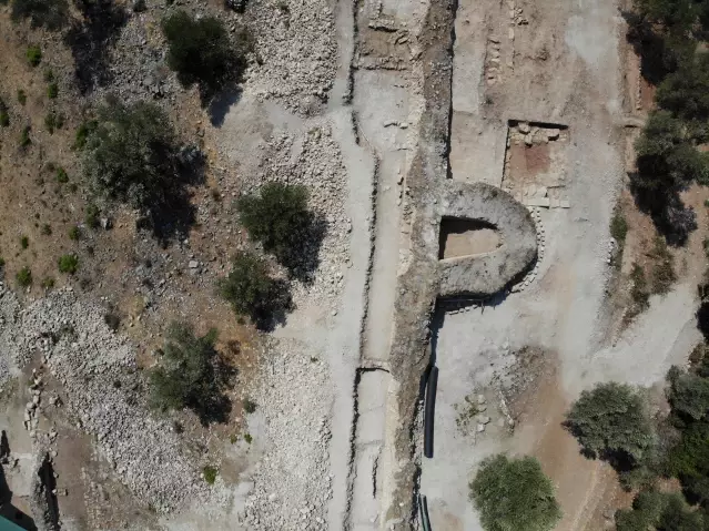 Muğla Akyaka'daki Orta Çağ'dan kalma kale surları gün yüzüne çıkarılıyor