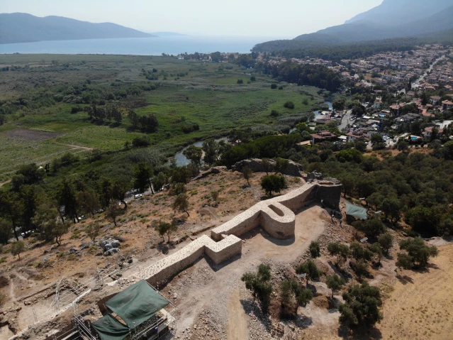 Muğla Akyaka'daki Orta Çağ'dan kalma kale surları gün yüzüne çıkarılıyor