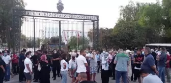 Nahda Hareketi destekçileri, parlamento binası önünde toplandı