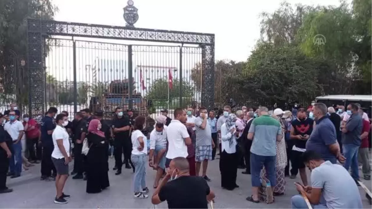 Nahda Hareketi destekçileri, parlamento binası önünde toplandı