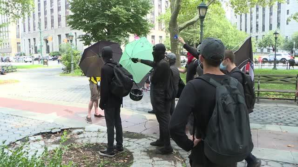 New York\'ta karşıt görüşlü göstericiler arasında gerginlik