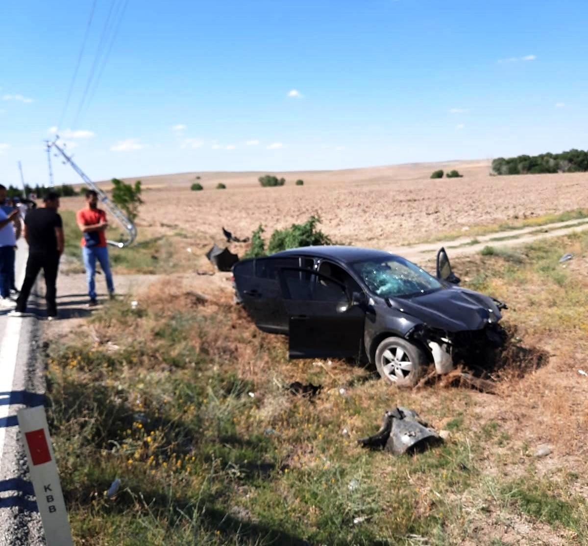 Otomobil elektrik direğine çarptı: 2 yaralı