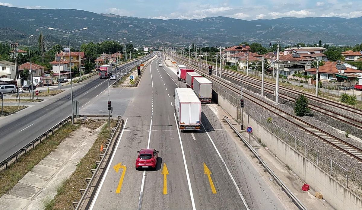 Pamukova\'da trafik ekiplerinden bayram tatili dönüşünde drone ile denetim