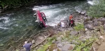 Rize'de kamyonetin dereye düşmesi sonucu 2 kişi yaralandı