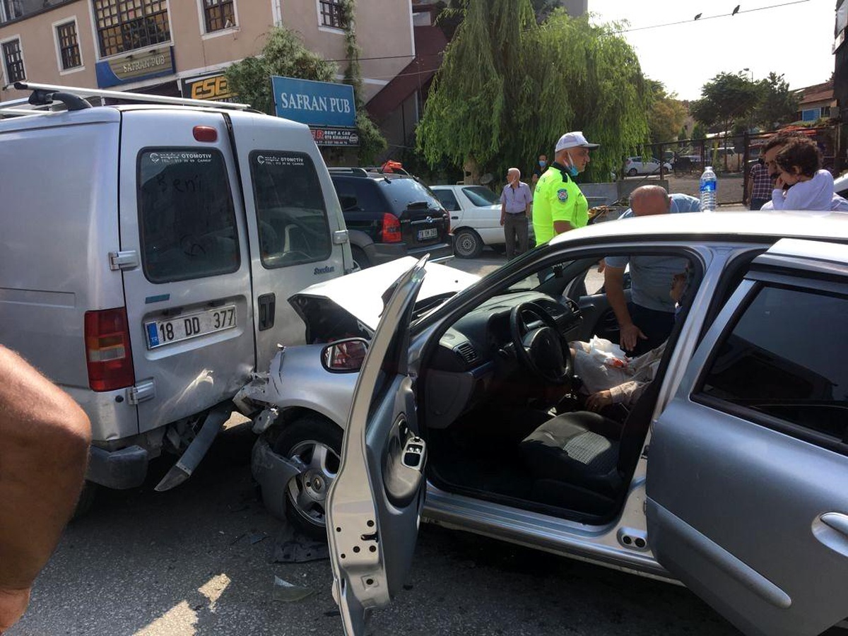 Zincirleme trafik kazası: 2 yaralı