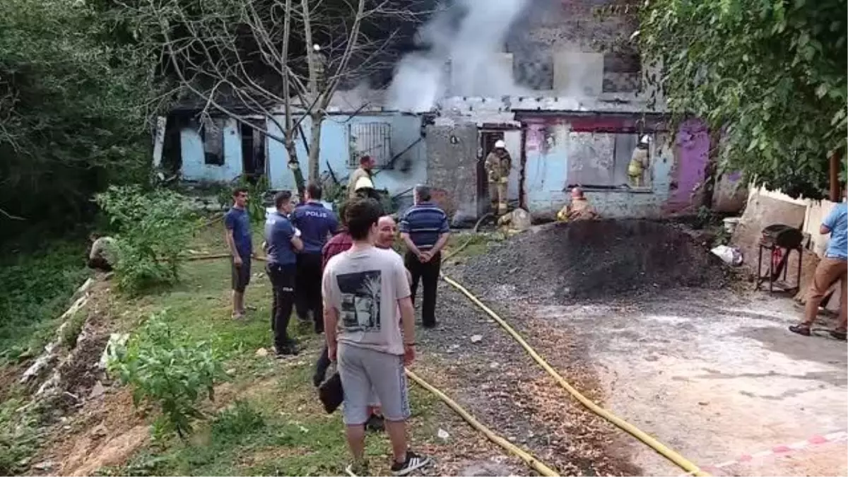 Sarıyer\'de gecekonduda çıkan ve ormanlık alana da sıçrayan yangın söndürüldü