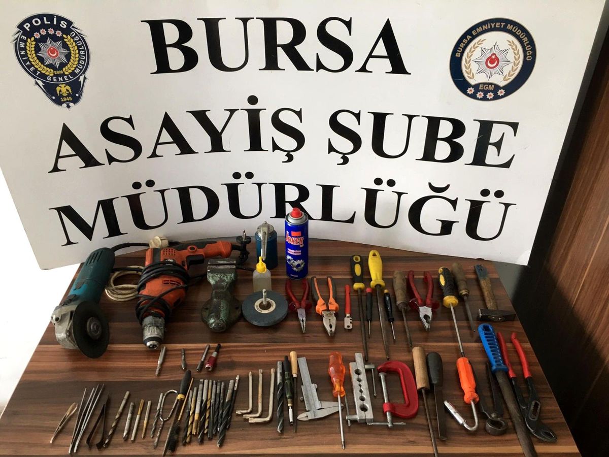 Silah imâlathanesi olarak kullandığı evinde kendini vurdu