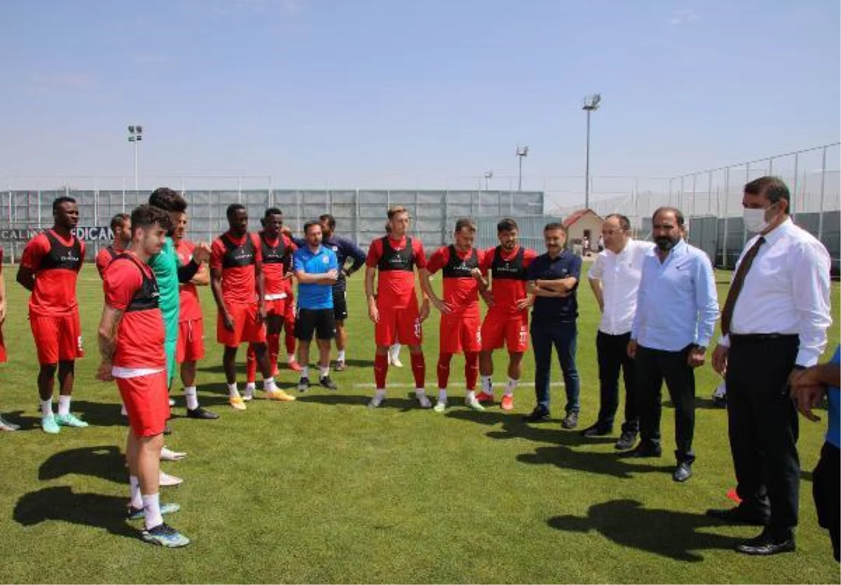 Vali Ayhan, Sivassporlu futbolcuları ziyaret etti