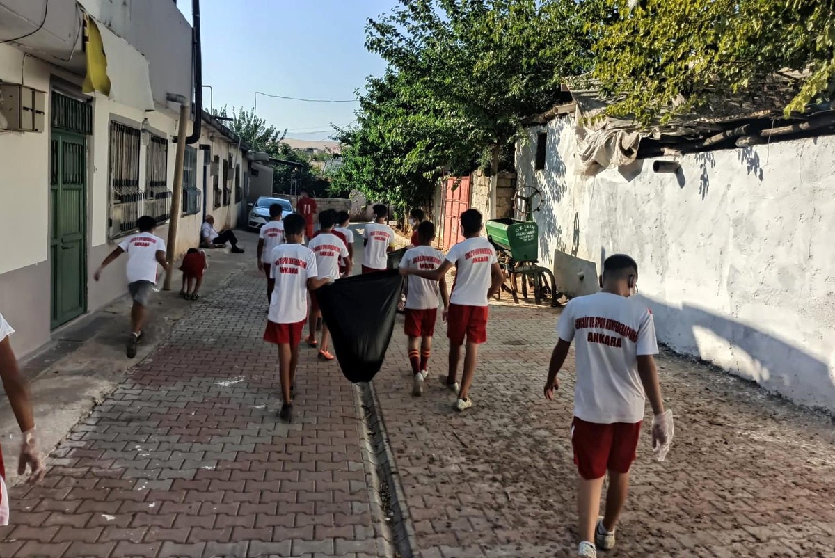 Sokak ve caddeleri sporcular temizledi