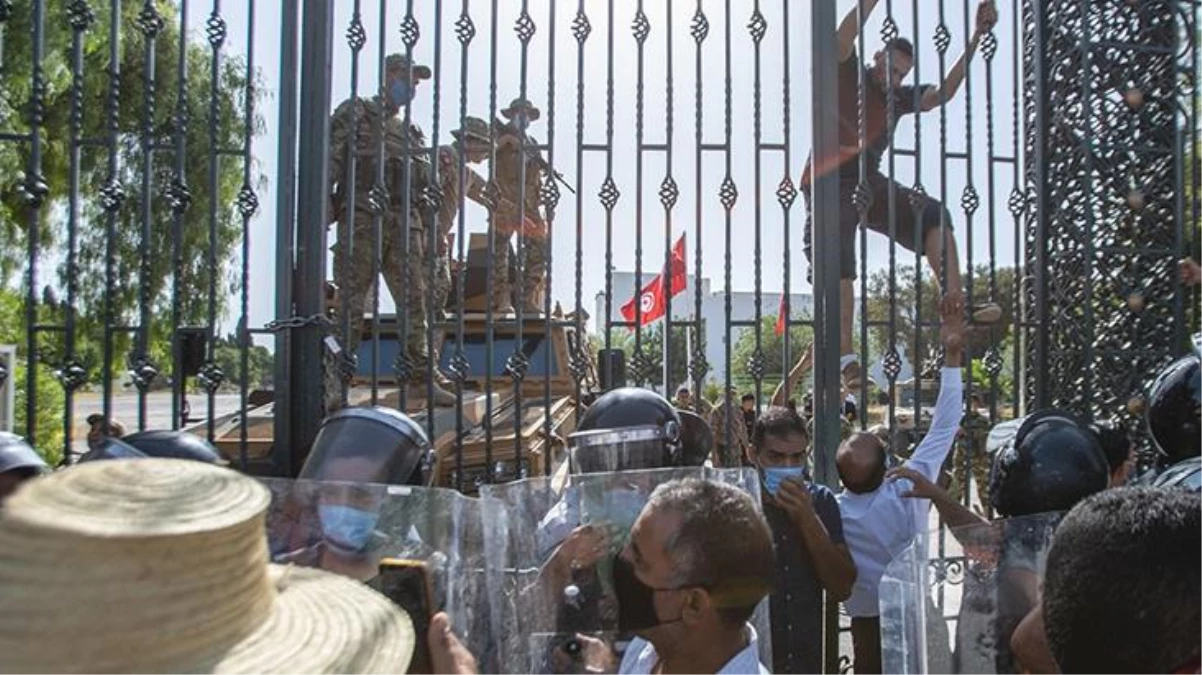 Tunus\'ta olaylar durulmuyor! Darbe karşıtları ile destekçileri birbirine girdi