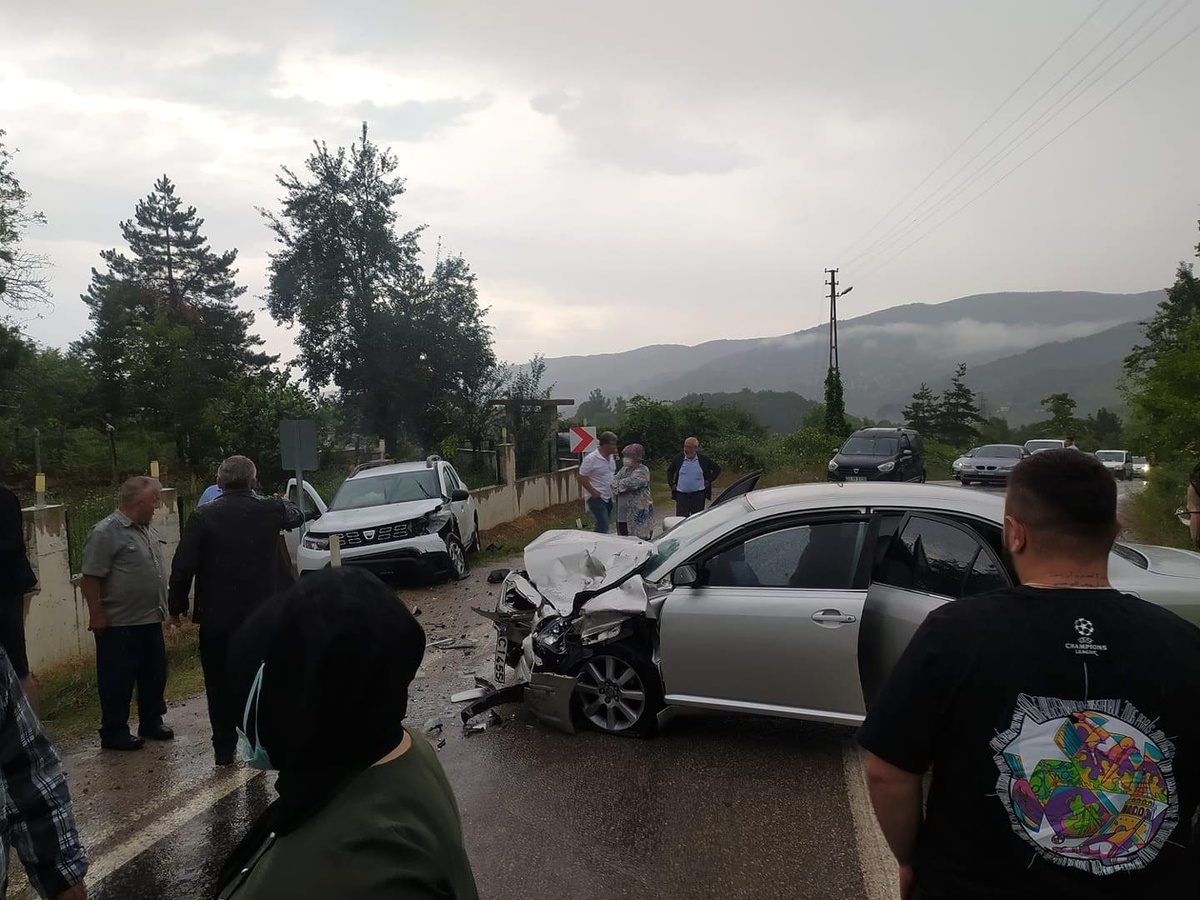 Türkeli-Ayancık yolunda kaza: 1\'i bebek 6 yaralı