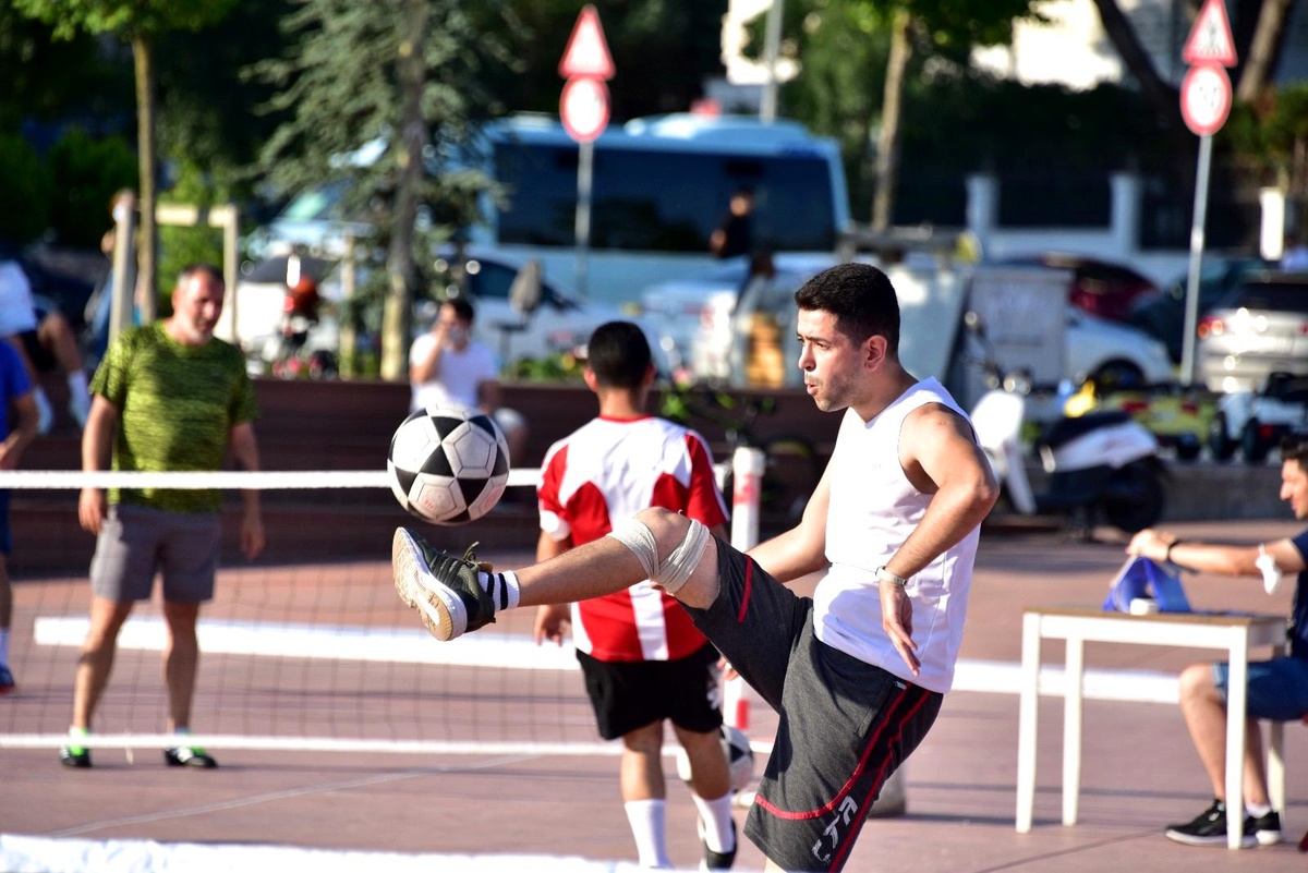 Tuzlalı sporseverler ayak tenisi turnuvasında bir araya geldi