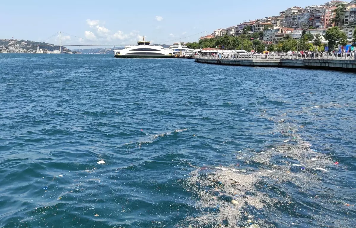 Üsküdar\'da kıyıya vuran çöplerin oluşturduğu kirlilik çevredekileri rahatsız etti