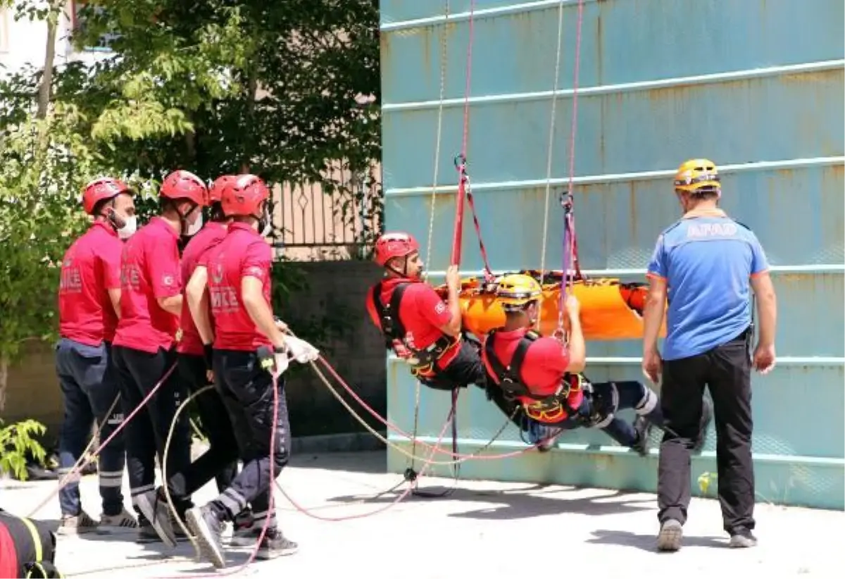 VAN\'DA GERÇEĞİ ARATMAYAN DEPREM TATBİKATI