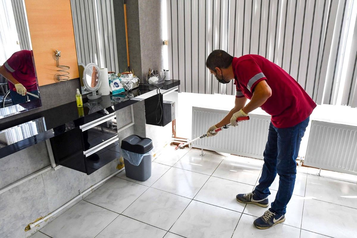Yakalanan yılan doğaya bırakıldı