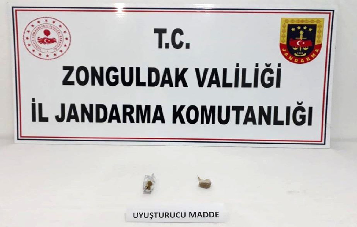 Yol kenarında duran araçtan uyuşturucu çıktı